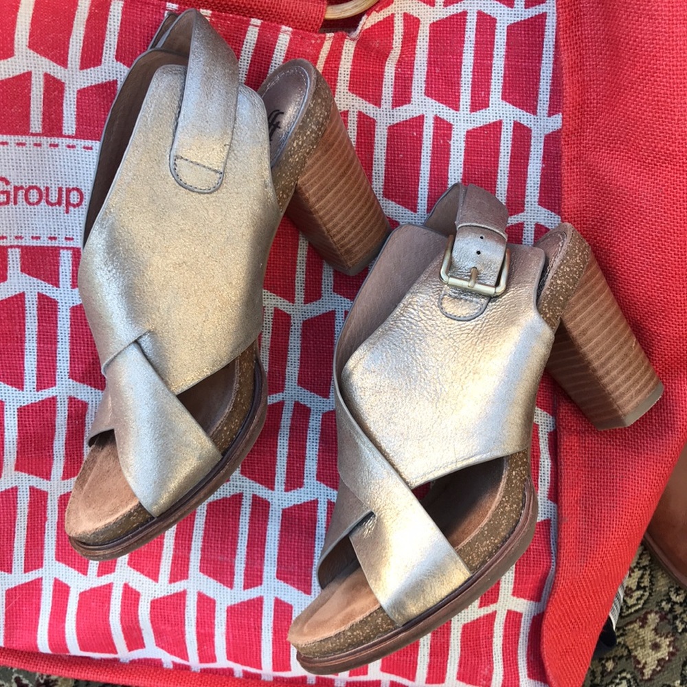 🌸Sofft Cambria Gold Metallic heels 🌸 - Picture 9 of 13